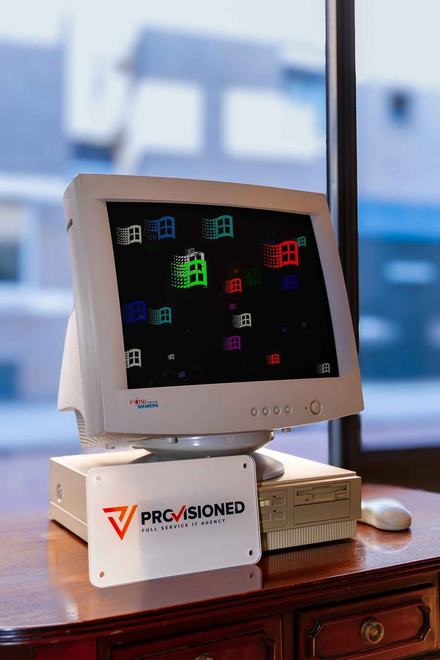 Van toen naar nu, een retro computer met het Provisioned-logo